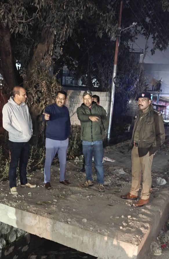 अंबिका विहार दुर्घटना पर एक्शन: डीएम ने दिए निष्पक्ष जांच के आदेश”